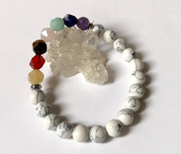Pulseira 7 Chakras Howlita Reconstituída e 7 Pedras Facetada