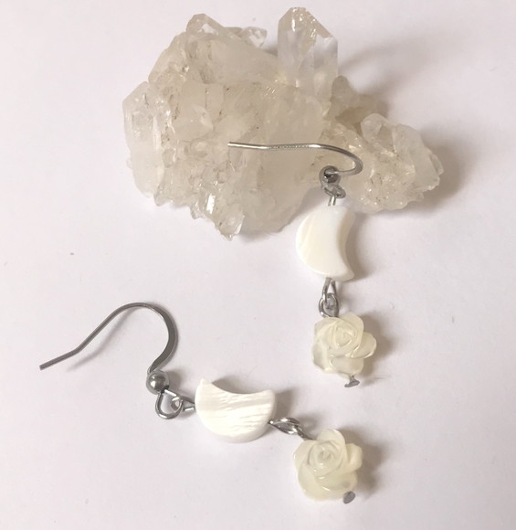 Brinco Gancho Lua e Flor em Madreperolas Aço Inoxidável