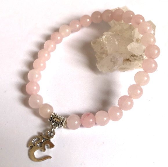 Pulseira Japamala 27 Contas Quartzo Rosa e Simbolo Om