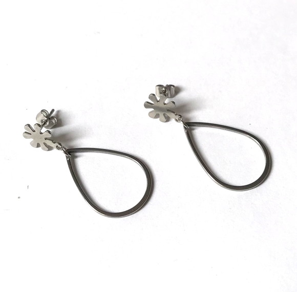 Brinco Pino Modelo Flor com Gota em Aço Inox