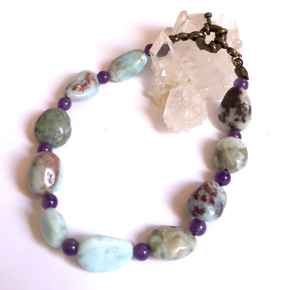 Pulseira com Larimar e Ametista e Fecho Ouro Velho