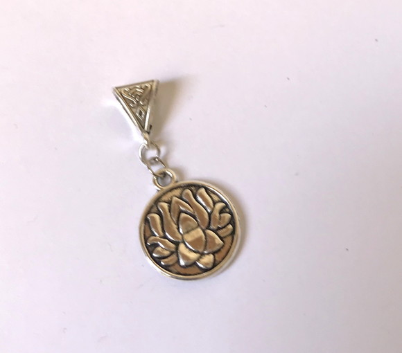 Pingente com Flor de Lotus em Liga