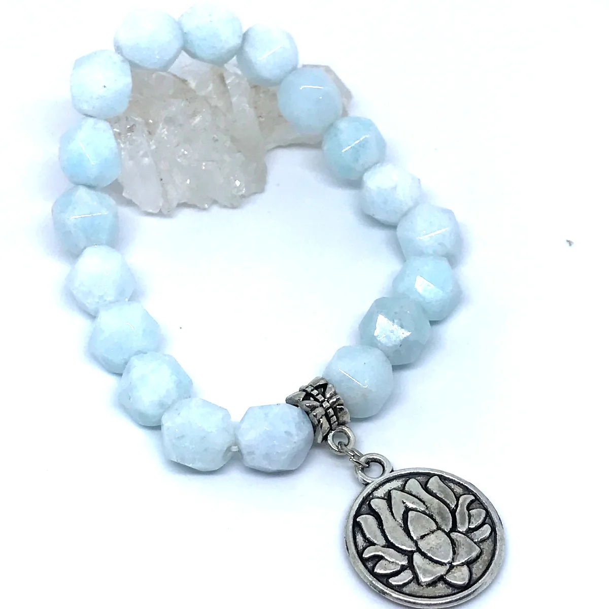 Pulseira de Pedra Natural Água Marinha Leitosa Facetada com Pingente Flor de Lótus - Imagem 6