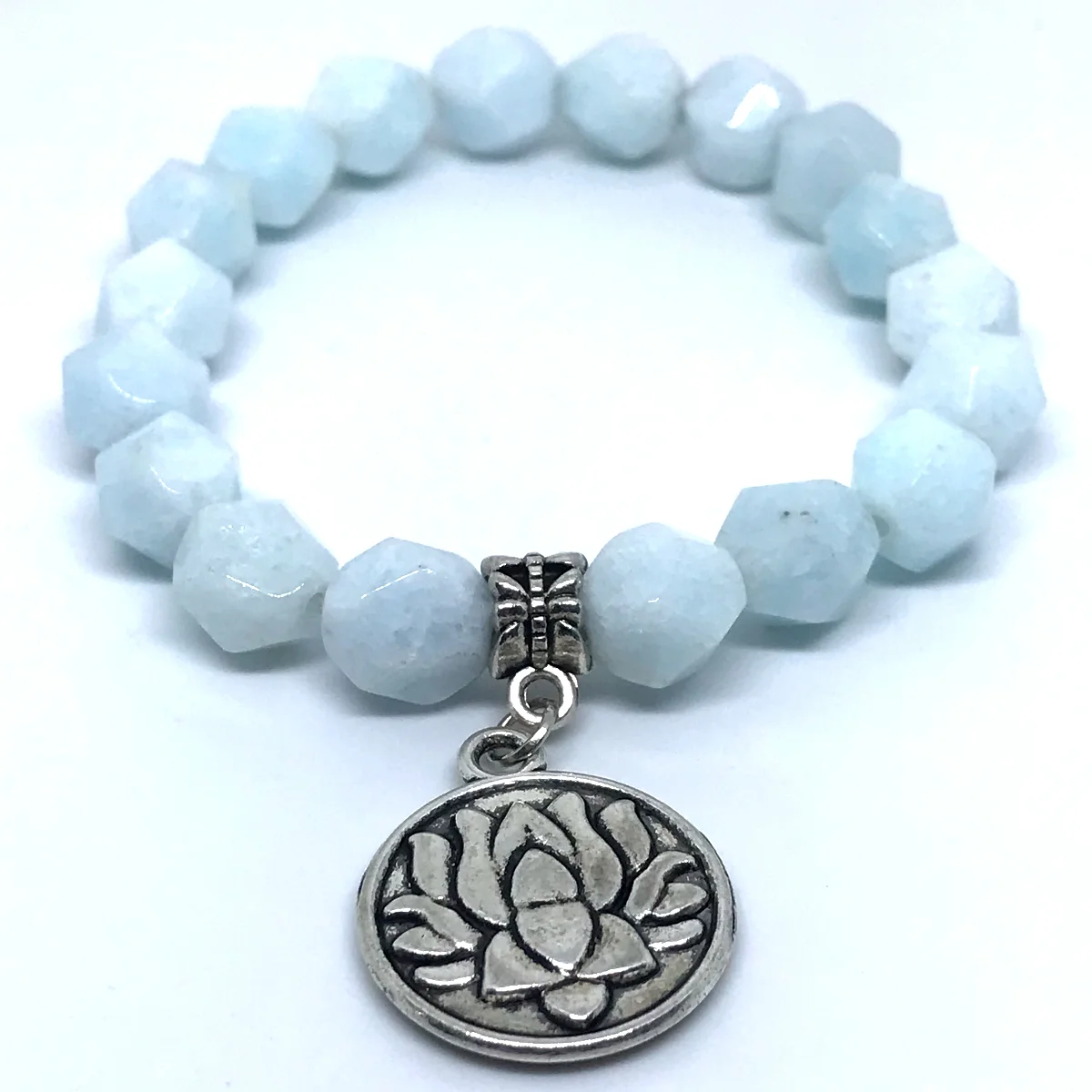 Pulseira de Pedra Natural Água Marinha Leitosa Facetada com Pingente Flor de Lótus - Imagem 1