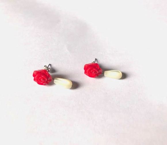 Brinco Flor Vermelha, Gota de Madreperola e Aço Inox