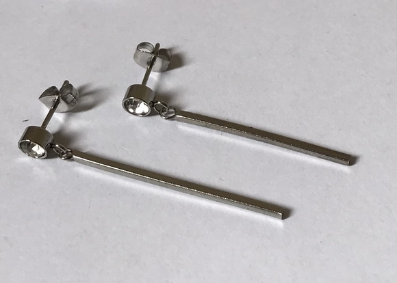 Brinco Pino Aço Inox com Strass e Haste