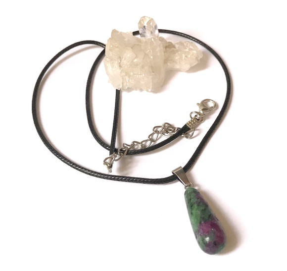 Cordão Colar Choker com Pingente Gota Rubi Zoisita