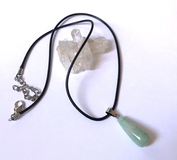 Cordão Colar Choker Preto com Pingente Quartzo Verde Claro