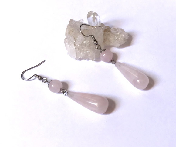 Brinco com Gota Quartzo Rosa e Gancho em Aço Inoxidável