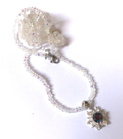 Choker Cristal Ab 2 mm e Pingente Quartzo Místico e Zirconia