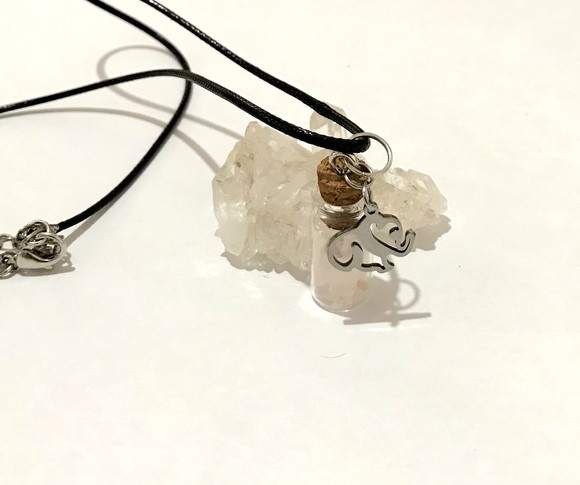 Colar com garrafinha de vidro e quartzo rosa e Elefante