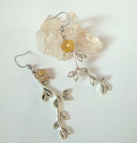 Brinco com flor cristal strass e aço inox