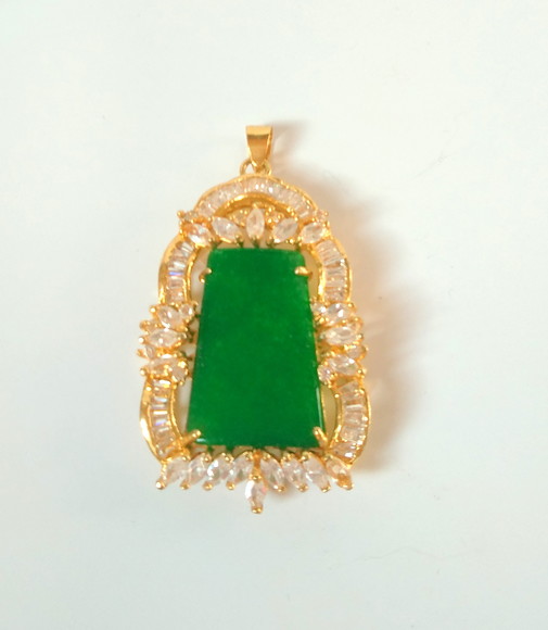 Pingente cristal verde e navetes dourado