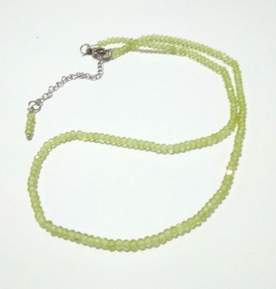 Choker Colar com Peridotos Facetadas e Fecho em Aço Inox
