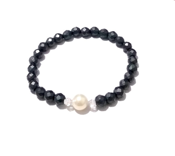 Pulseira com hematitas fosca facetadas e pérola shell