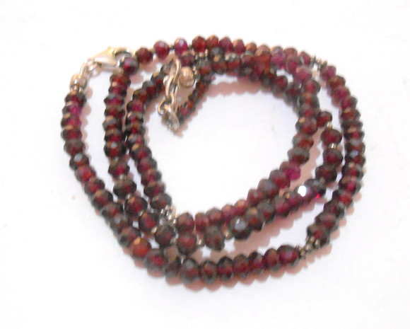Colar Choker com Granadas Facetadas em Rondell
