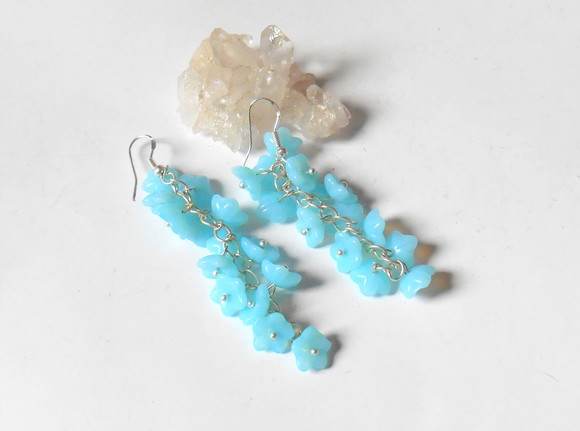 Brinco com flor azul cristal Theco cacho