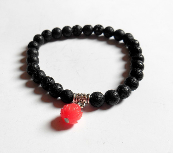 Pulseira Japamala 27 contas lava vulcânica e flor de lotus