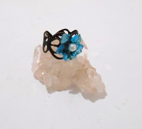 Anel Ajustável Ouro Velho com Flor Cristal Azul Topázio