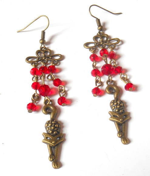 Brinco ouro velho com cristais vermelho e gato
