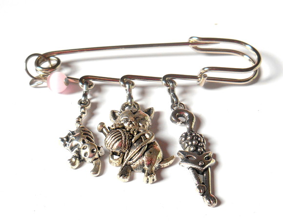 Broche com Gatos e Olho de Gato Rosa