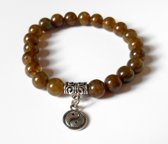 Pulseira labradorita verde 21 contas e yin yang