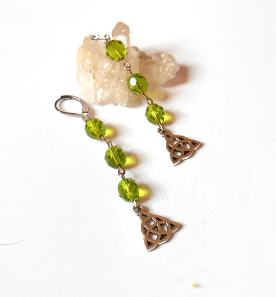Brinco cristal Theco verde e triquetra