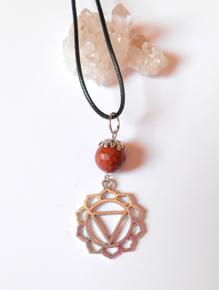 cordão colar com pedra do sol simbolo 3° chakra