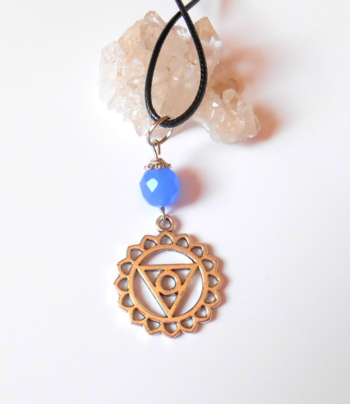 cordão colar com jade azul facetada simbolo 3° chakra