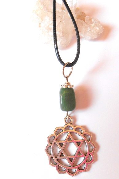 cordão colar com quartzo verde e simbolo 4° chakra