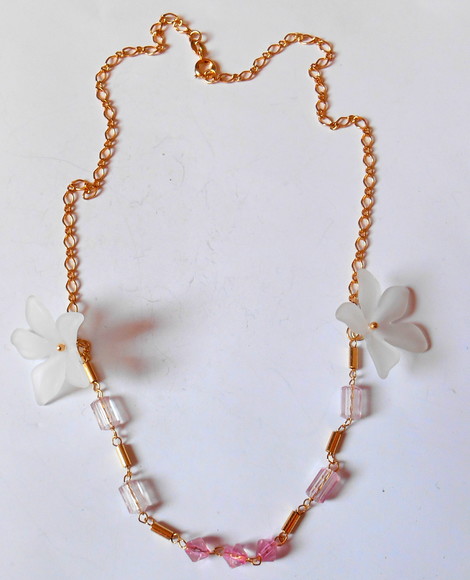 Colar corrente folheado a ouro com cristais e flores