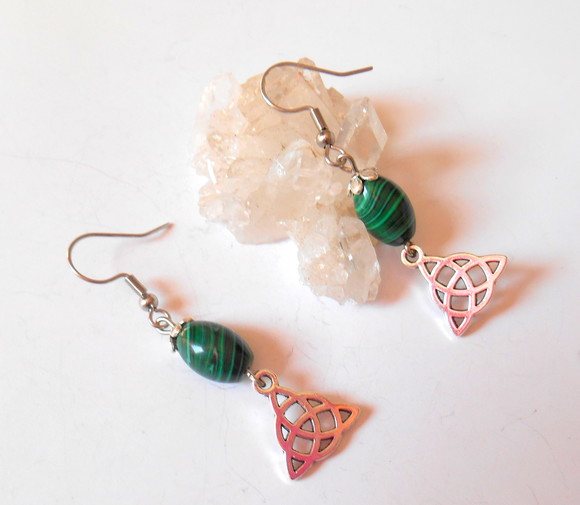 Brinco com malaquita e triquetra