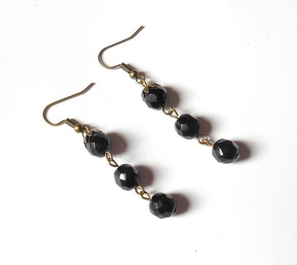 Brinco ouro velho com cristal Theco negro