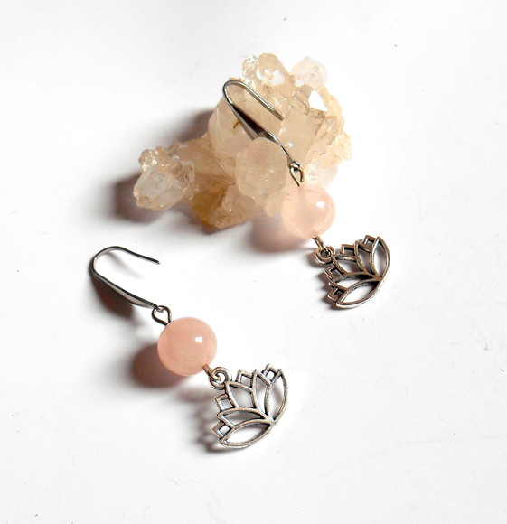 Brinco quartzo rosa com gancho aço inox e flor de lotus
