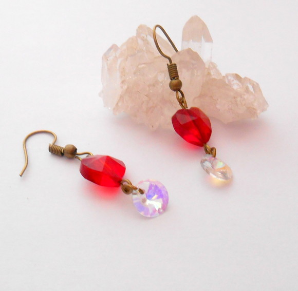 Brinco ouro velho com cristal vermelho