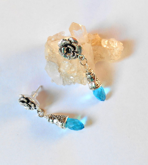 Brinco flor com cristal gota facetada azul