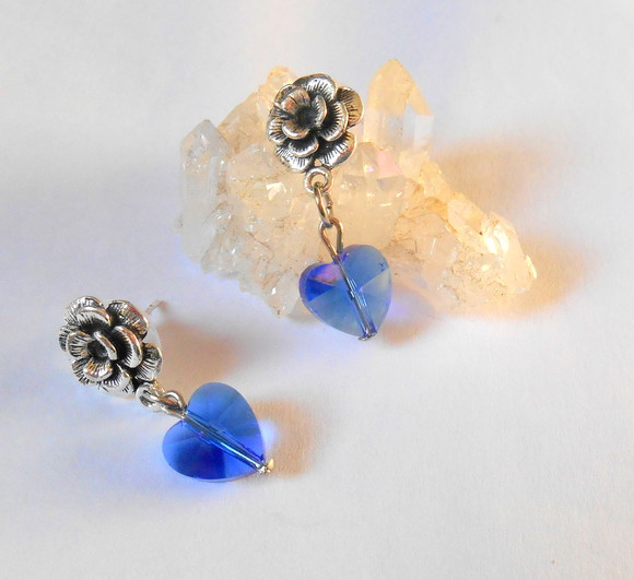 Brinco flor com coração de cristal azul