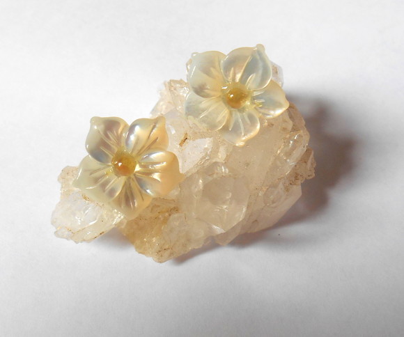 Brinco flor esculpida em madrepérola