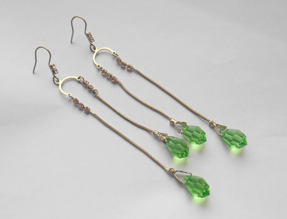 Brinco longo com cristal verde e strass
