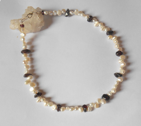 Colar Choker com Granadas e Pérolas