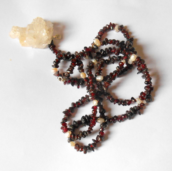 Colar com Granadas e Pérolas