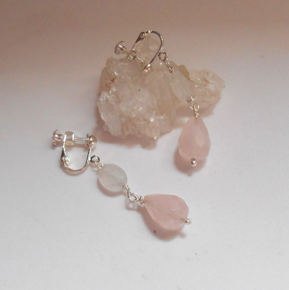 Brinco de pressão com quartzo rosa