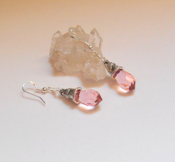 Brinco com gota de cristal rosa