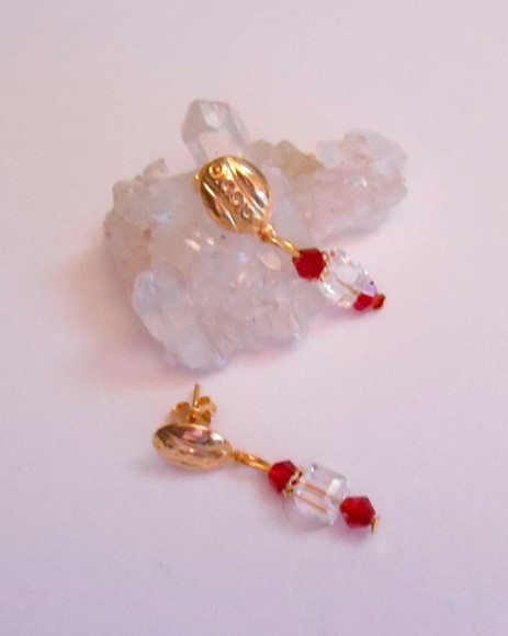 Brinco folheado a ouro com Cristais vermelho e branco