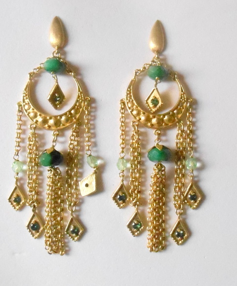 Brinco longo folheado a ouro com zirconias