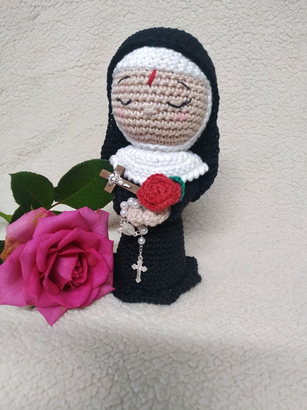 Santa Rita de Cássia Amigurumi 22 cm