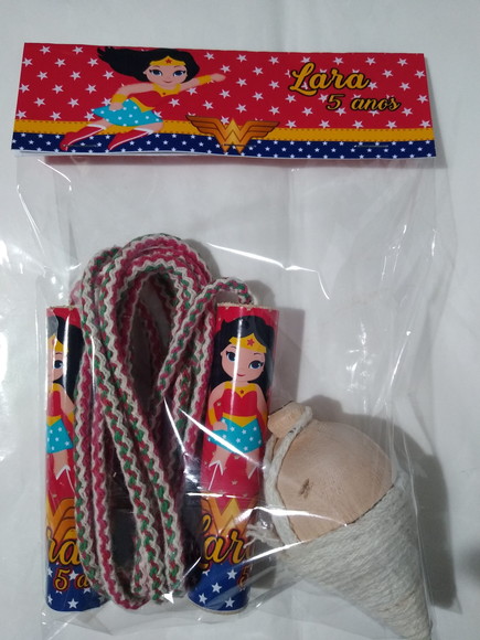 Kit Corda Personalizada e Pião Mulher Maravilha