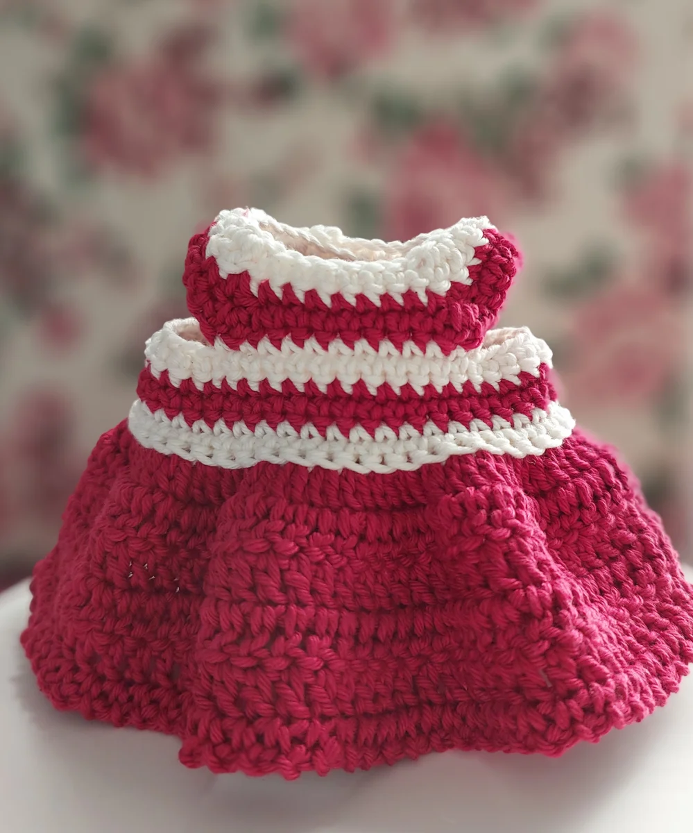 BONECA AMIGURUMI CACHEADA com 2 roupinhas - Imagem 5