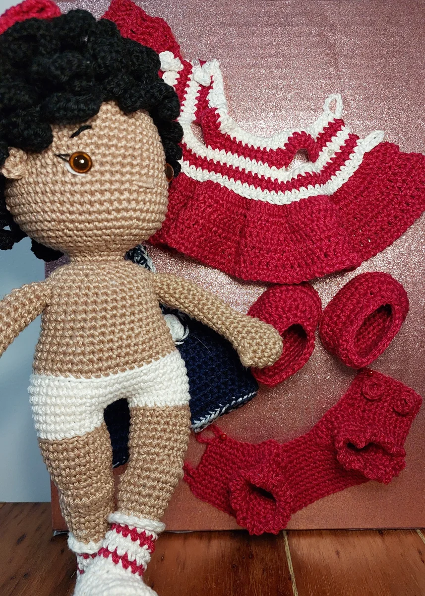BONECA AMIGURUMI CACHEADA com 2 roupinhas - Imagem 4