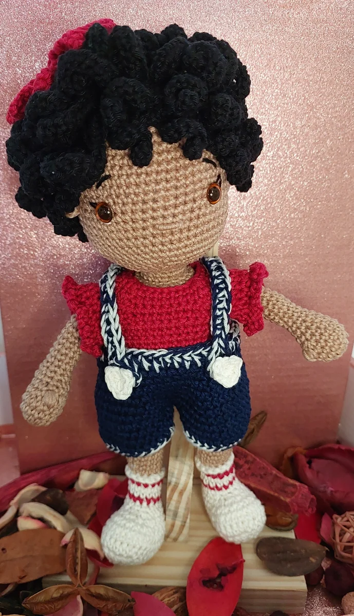 BONECA AMIGURUMI CACHEADA com 2 roupinhas